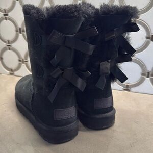 UGG women’s Bailey Bow short 7 boot